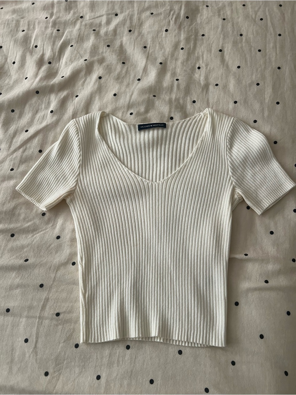 Brandy Melville Ribbed V‑Neck Short Sleeve Top in Cream
